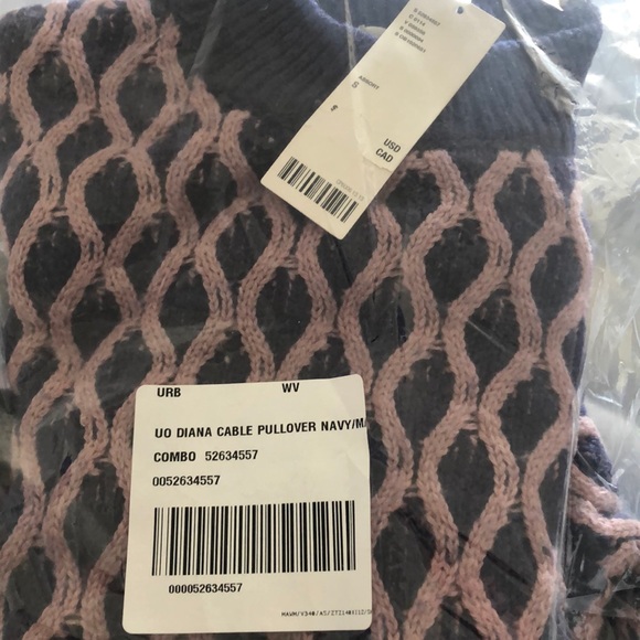 💋UO Diana Two-Tone Cable Knit Sweater - Picture 3 of 5